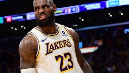 半岛体育-湖人四人20+成功续命 全力詹为湖人撑最后体面